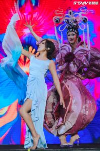 大港開唱／李竺芯從變裝皇后「下面花苞鑽出來」！揭裙下風景：一片汪洋