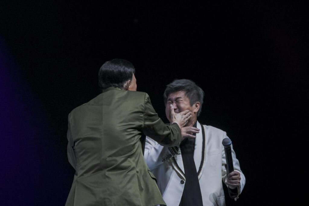 余天復出舞台超失控！胡瓜慘挨4巴掌　黃西田戴頭盔仍逃不過