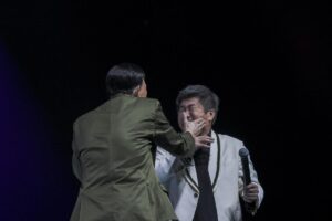 余天復出舞台超失控！胡瓜慘挨4巴掌　黃西田戴頭盔仍逃不過