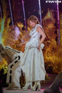 孫燕姿等12年香港開唱！周星馳頭套絲襪、手拿香蕉要搶票　「為世所迫」　