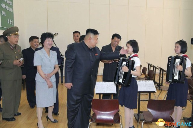 金正恩笑摸女生脸蛋考察少年宫 指示建筑改建问题