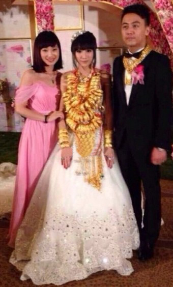 土豪婚礼果然大气！新娘身上挂70个金手镯出嫁了