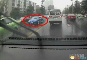 男子雨中开敞篷车 网友感叹：土豪的世界咱不懂