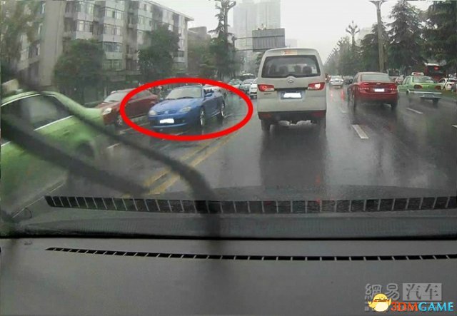 男子雨中开敞篷车 网友感叹：土豪的世界咱不懂