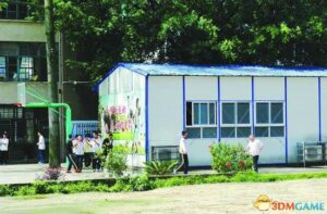福州一中学因拆迁户拒绝搬迁 学生在板房上课3年