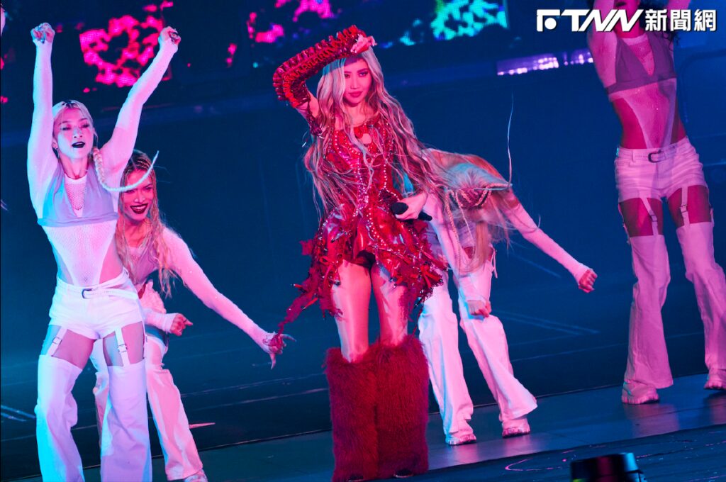 A-Lin破場館紀錄「上海連唱4場5萬門票賣光」！900萬華服穿上身　見爸媽接吻：看了好想吐