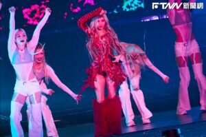 A-Lin破場館紀錄「上海連唱4場5萬門票賣光」！900萬華服穿上身　見爸媽接吻：看了好想吐