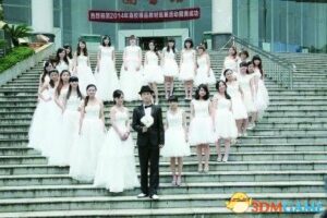 最另类大学毕业照让人羡嫉恨：25个新娘 1个新郎