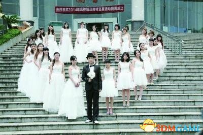 最另类大学毕业照让人羡嫉恨：25个新娘 1个新郎