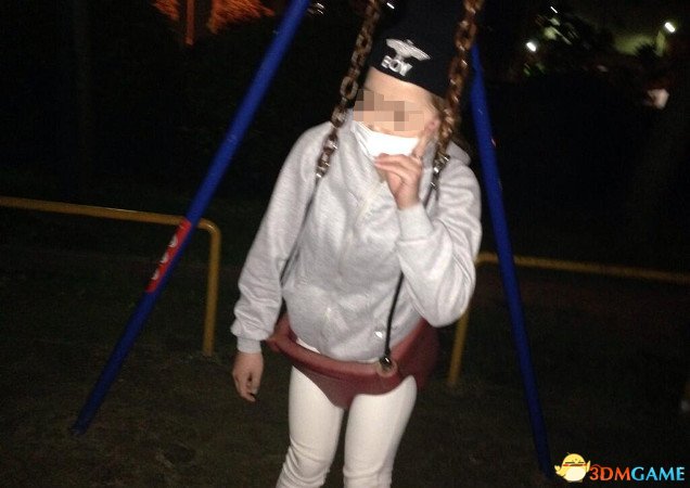 日本美女爬进婴儿用秋千体验 被卡住发推特求救